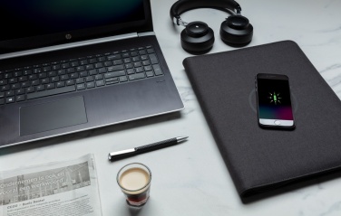 Logotrade werbemittel das Foto: Air 5W Wireless Charging Portfolio A4 mit 5.000mAh Powerbank