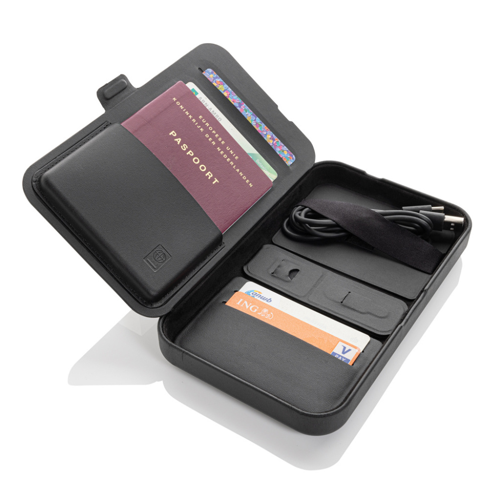 Logotrade Werbeartikel das Foto: Swiss Peak Travel-Case aus RCS rec. PU mit 3-in-1-Charger