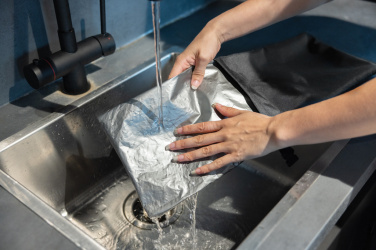 Logotrade advertising products photo of: Snackstrap AWARE™ RPET foldable lunchbag 30x20CM