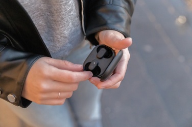 Logotrade ärikingi foto: Urban Vitamin Gilroy hübriidsed ANC ja ENC kõrvaklapid