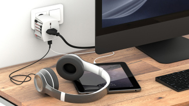 Logotrade meene foto: SKROSS World Travel Adapter MUV 2-pooluseline USB A ja C-ga