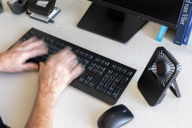 Logotrade firmakingituse foto: Aervina RCS taaskasutatud plastist laetav lauaventilaator