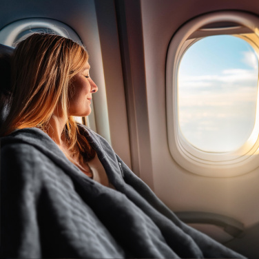 Logo trade mainoslahjat tuotekuva: Peitto ja tyyny 2 in 1 AMIATA Schwarzwolf