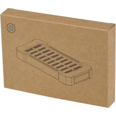 Logo trade mainoslahjat tuotekuva: Altair 5 000 mAh:n ja 10 W:n kierrätysmuovista valmistettu kestävä aurinkoenergialla toimiva varavirtalähde, jossa on sisäänrakennettu taskulamppu