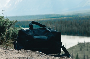 Logotrade dāvanas foto: Swiss Peak AWARE™ RPET Voyager nedēļas nogales soma