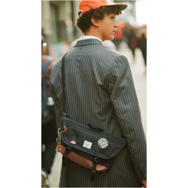 Logotrade biznesa dāvanas foto: Herschel Cove pārstrādāta kurjera soma 22,5L