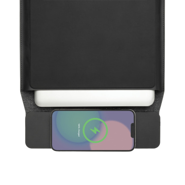 Logotrade profilreklam bild: Swiss Peak 15W magnetiskt laddningsfodral för laptop 14-15,6